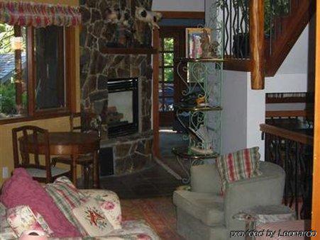 Inn At Clifftop Lane Bed And Breakfast Whistler Interior foto